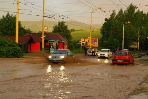 Žilina Solinky po búrke voda na ceste autá 2