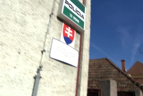 Hliadka zastavila opitého vodiča. Počas dokumentovania im z policajnej stanice ale utiekol1386