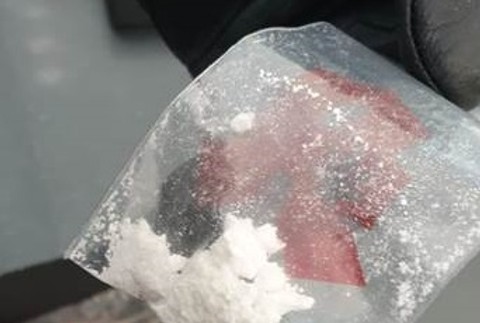 Pád kamaráta do šachty sa mužovi stal osudným. Po príchode policajtov mu v aute našli obrovské množstvo drog