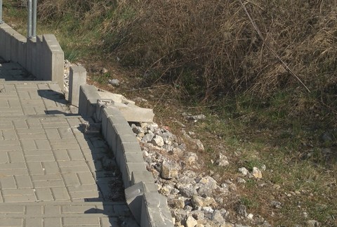 Autom po schodoch na sídlisku