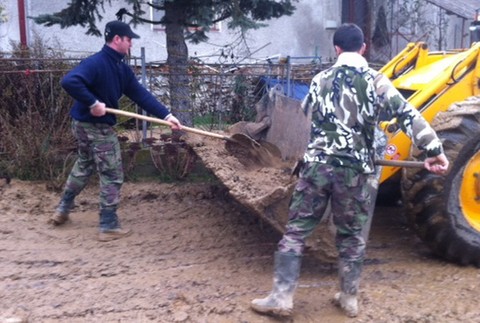 Farmár Miloš s lopatou