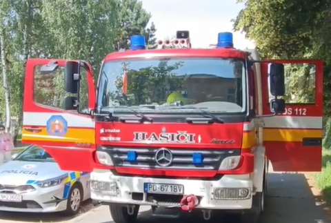 Hasiči pred gymnáziom 