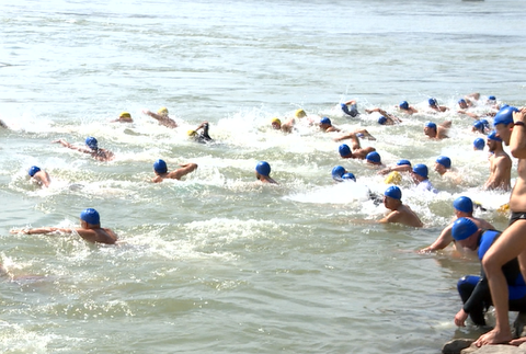 FOTO: Vyše tisíc ľudí preplávalo Dunaj. Medzi nimi aj primátor Vallo