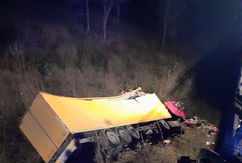 Z mosta padol kamión, vodič (†55) nehodu neprežil 