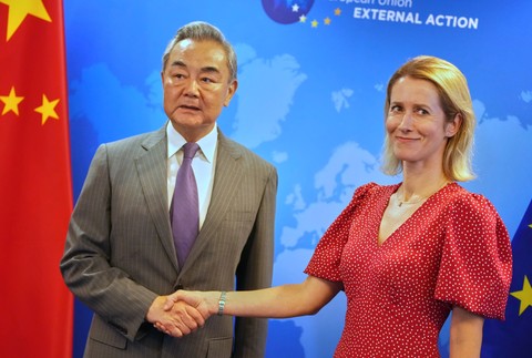 Šéfka európskej diplomacie Kaja Kallasová a čínsky minister zahraničných vecí Wang I