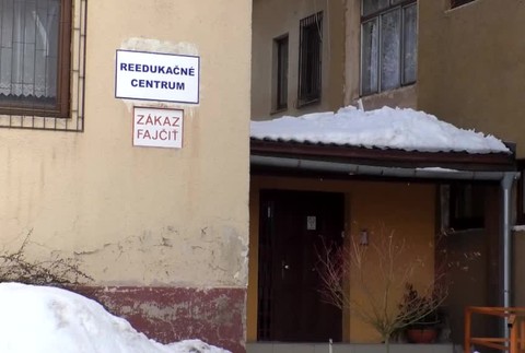 [multi] Útok a dezodorant v očiach. Vychovávateľa napadli štyria chovanci 5704