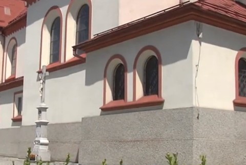 Volal ich na faru pozerať rozprávky a hrať sa. Kňaz údajne zneužil viac ako tucet detí