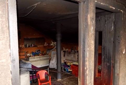 Nevinná hra so zápalkami skončila veľkým požiarom. Chlapca s rodičmi previezli do nemocnice