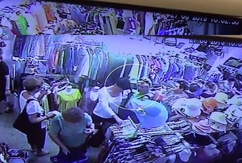 Ženu okradli pri nákupoch. Polícia žiada o pomoc pri pátraní