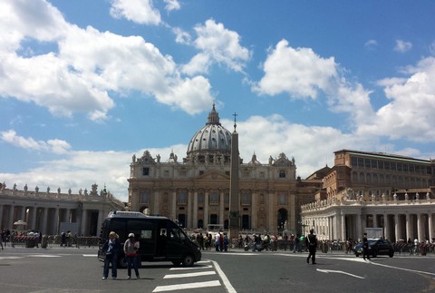 Vatikán pred svätorečením Jána Pavla II. a Jána XXIII.