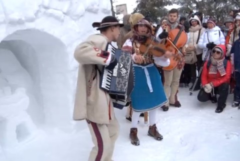 Snehový Betlehem, hudba a kroje. Oslavy Troch kráľov boli v Tatrách čarovné