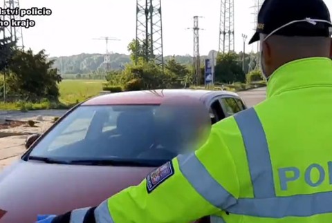 Vypila pol litra rumu a sadla si za volant. 