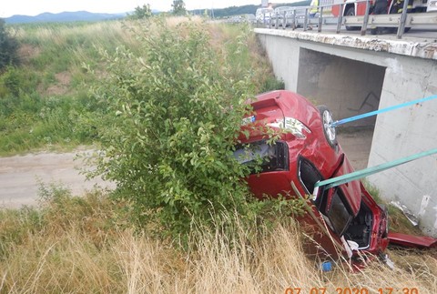 Na R1 došlo k tragickej nehode. Vodič vyletel z cesty, zastavil ho až svah