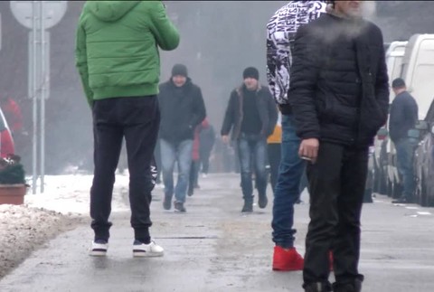 [multi] Cesta na Ukrajinu môže trvať hodiny. Tvoria sa kilometrové kolóny 587