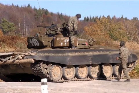 Andrej Kiska jazdil vo Valaškovciach v tanku, zastrieľal si aj z guľometu207