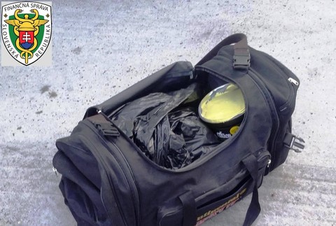 Muž pašoval drogy cez hranice. Na odlákanie pozornosti využil nevinné stvorenie