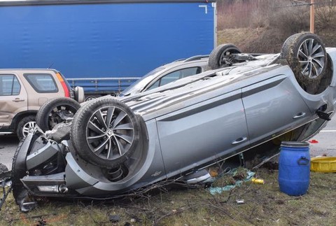 V Žiline sa zrazilo päť áut. Vodič, ktorý pravdepodobne nehodu spôsobil, je zranený