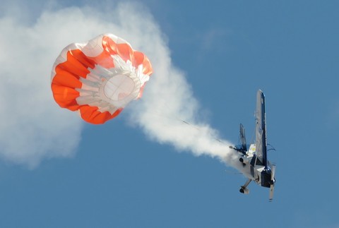 Pilot prežil horiace lietadlo3