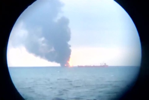 Tragický výbuch a požiar. Ľudia sa zachraňovali skokom do rozbúreného mora