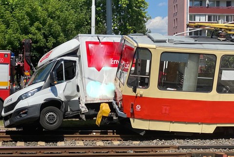 Nehoda električky s nákladným vozidlom