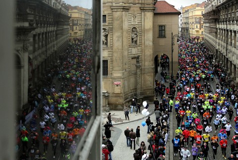Praha maratón bežci ľudia