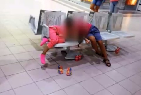 Problém dovolenkárov. Museli čakať na lietadlo, delegáti im nič nevysvetlili a ušli