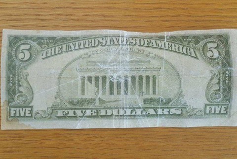 Stovky dolárov chcel zameniť za eurobankovky. Sfalšoval ich príliš nápadne