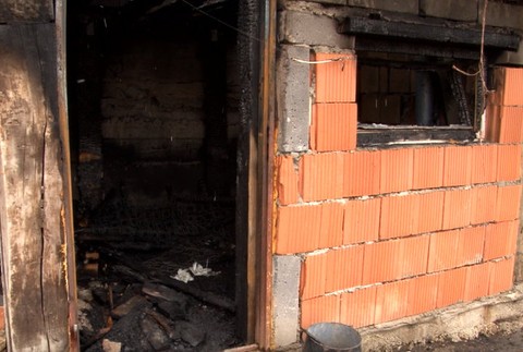 Muž uhorel vo vlastnom bývaní. Jeho telo našli až po uhasení požiaru