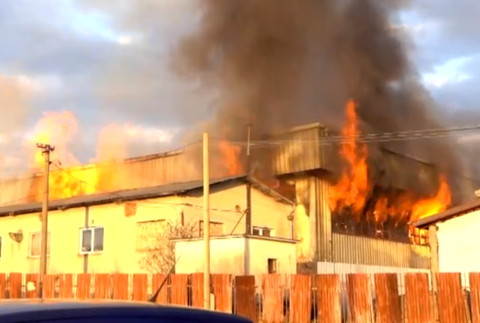 Halu na výrobu peliet zachvátili plamene