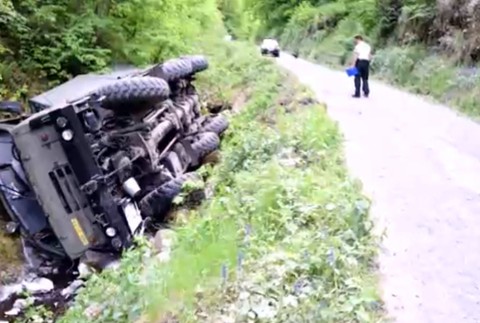 Tatrovka plná vojakov skončila v potoku. V prípade padli obvinenia