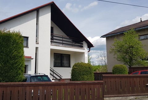 V záhrade domu našli obhorené telo