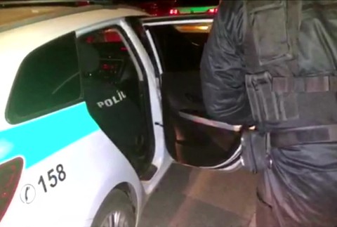 Divokú jazdu v centre Spišskej Novej Vsi ukončil náraz do stĺpika. Ani útek po vlastných sa šoférovi nevydaril