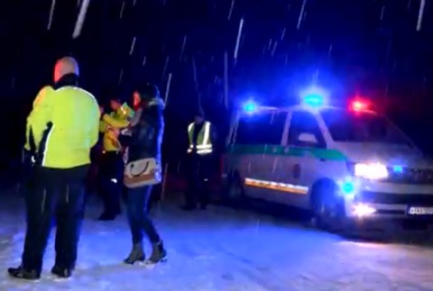 Šmykľavá cesta spôsobila hromadnú nehodu. Hrdina z Humenného vyťahoval autá z priekopy