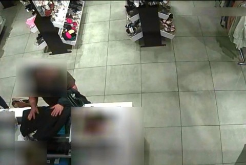 Podvod, akí policajti ešte nevideli. Dvaja muži okrádali predavačky
