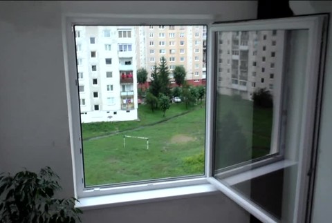 [multi] Obyvatelia horiacej bytovky nepodľahli panike. Evakuovali sa navzájom 2359