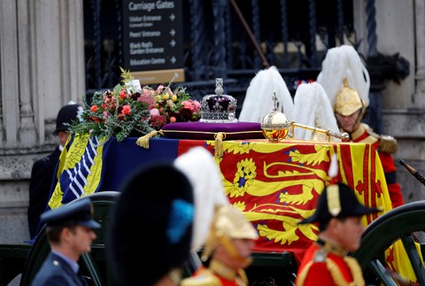 Británia sa lúči s kráľovnou Alžbetou II.