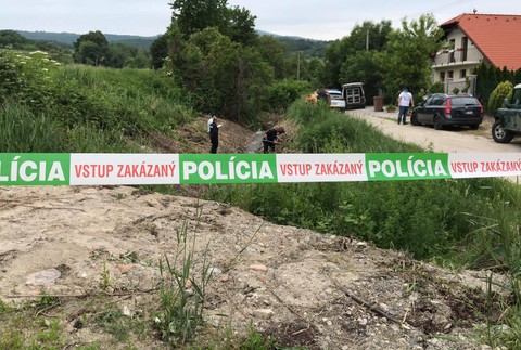 Pri čistení potoku mali nájsť ľudské pozostatky. Na mieste zasahuje polícia
