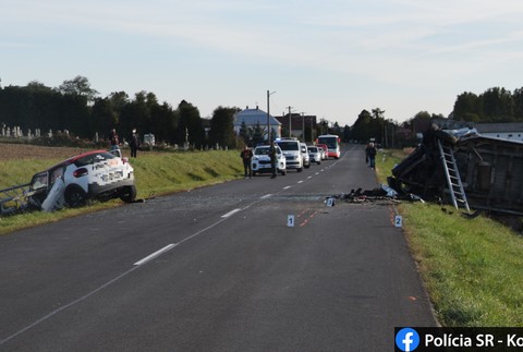 Autá skončili totálne zdemolované, zomrel mladý vodič.