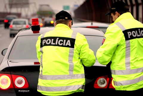 policajti kontrola odzadu