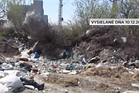 Železničnú trať smerom do Bratislavy pred rokmi obsypali odpadom. TV JOJ sa na čiernu skládku pozrela aj teraz