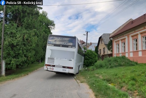 Havaroval autobus plný detí