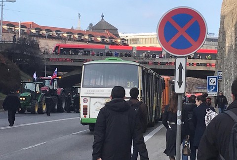 Farmári zablokovali Staromestskú ulicu, ľudia museli vystúpiť z autobusu