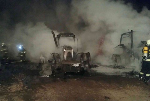 Oheň zachvátil odstavené traktory 