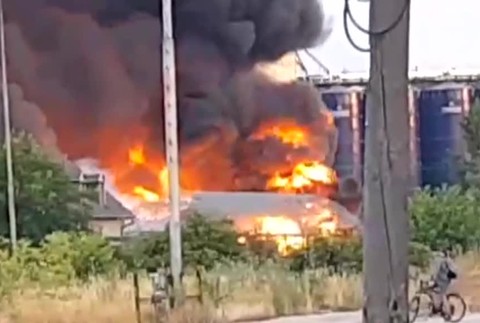 [multi] Obrovský požiar v Kolárove. Plamene zachvátili firmu na výrobu parkiet 1040