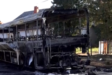  Autobus plný ľudí začal počas jazdy horieť. Zhorel úplne do tla 