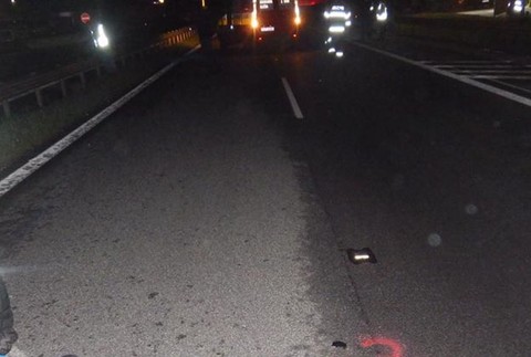 Tragická zrážka na R1: Nočná nehoda sa stala osudnou pre dvoch chodcov 