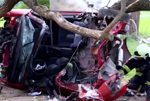 Smrteľná dopravná nehoda. Silný náraz oboch mladých ľudí vymrštil z auta