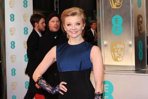 Herečka Natalie Dormer bola krásna, ale všetko pokazili nevkusné rukavičky