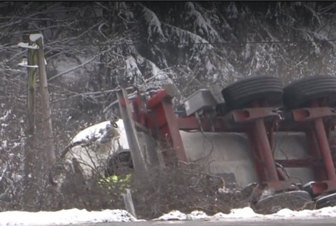 Na zasneženej ceste havarovala cisterna. Odstrániť ju mohli až po takmer 2 dňoch