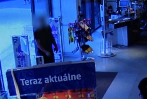 Policajt naháňal zlodejku na kolieskových korčuliach.